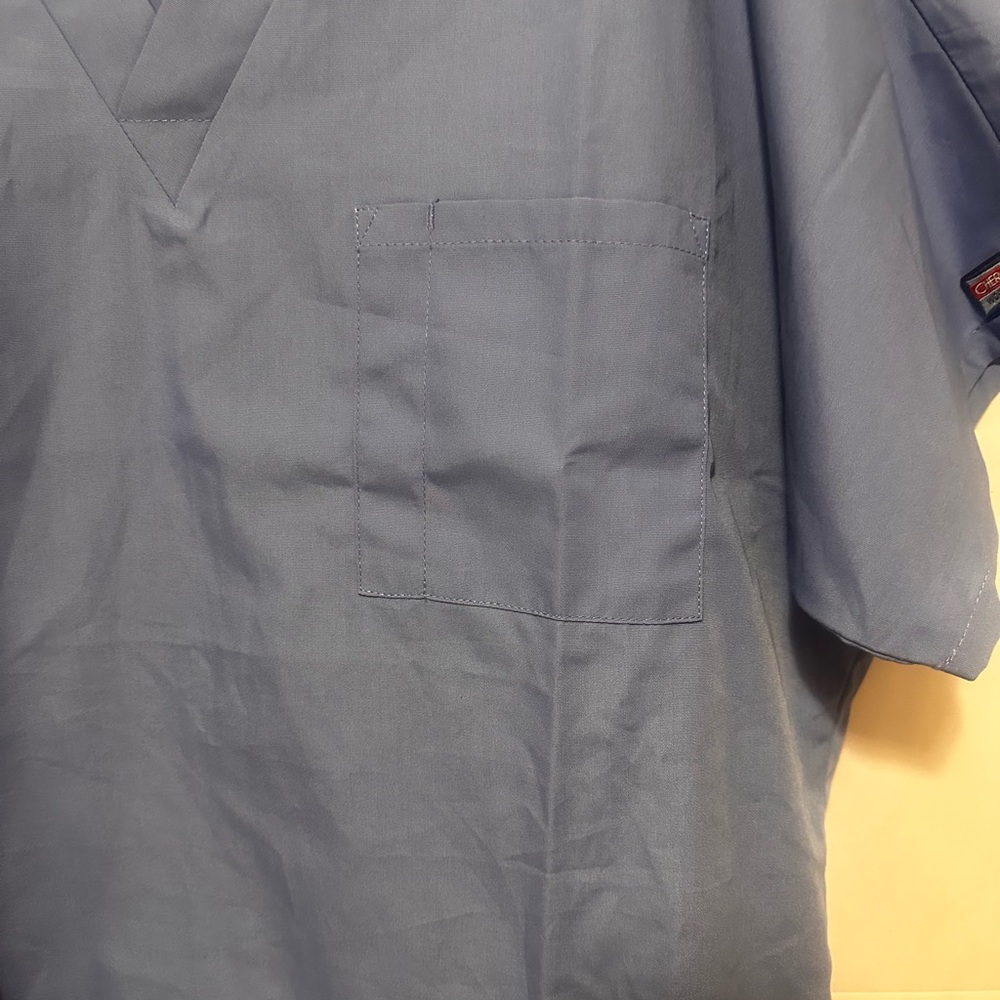Cherokee Men's Slate V-Neck Scrubs Top - Picture 2 of 5